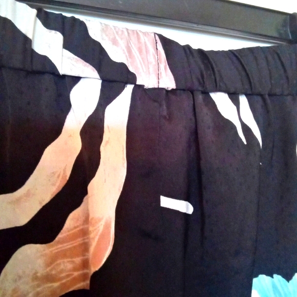 1. STATE Satin Floral Wide Leg Pant with Pockets - Picture 3 of 11